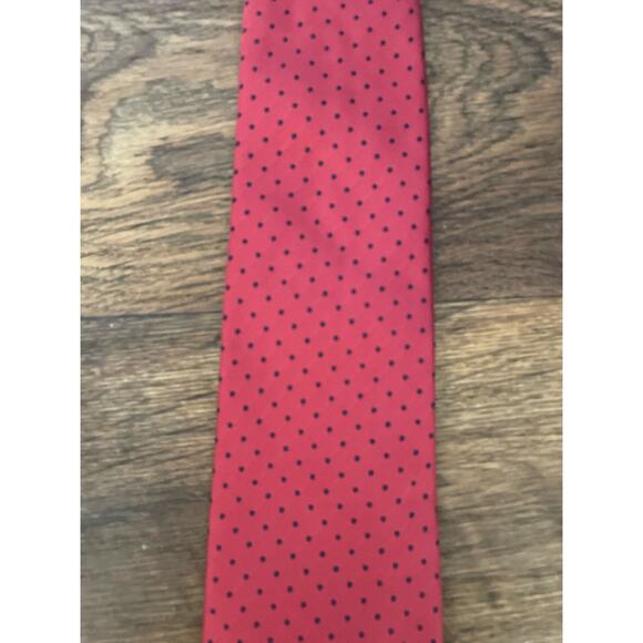 BANANA REPUBLIC 100 % Silk Tie Red & Black Mini Dot Pattern - Picture 4 of 10